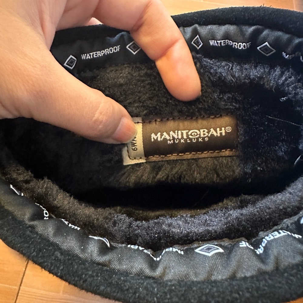 New w/o tags (never worn) waterproof faux fur Indigenous/Native winter boots. - Picture 4 of 13